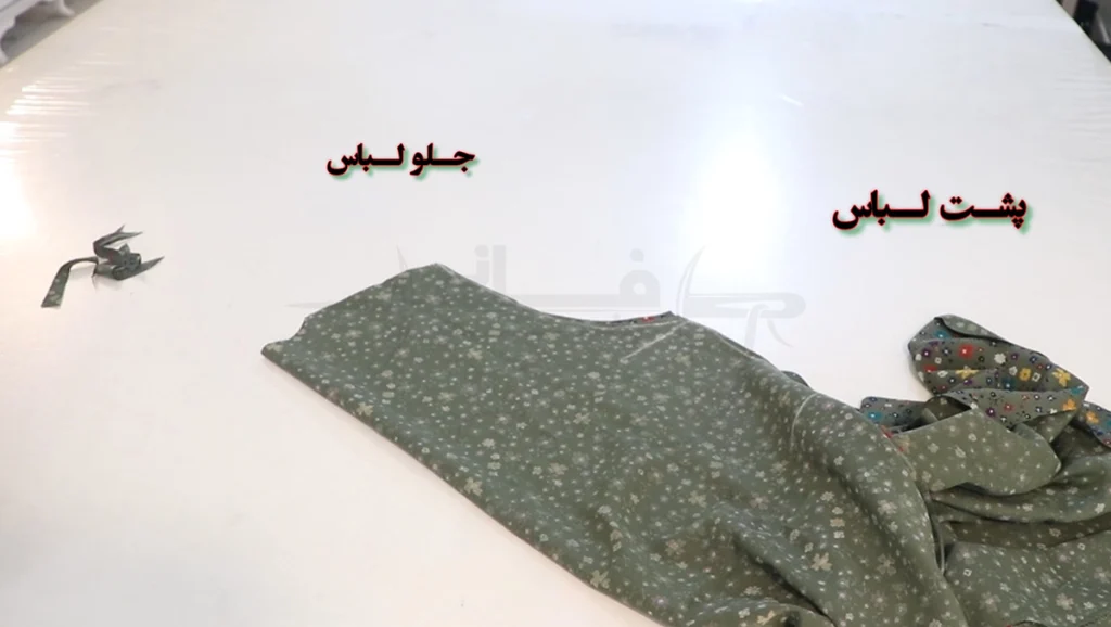 یقه گرد با نوار